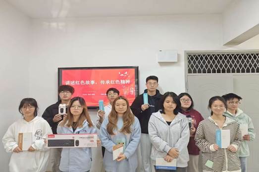 一群人站在室内合影
描述已自动生成